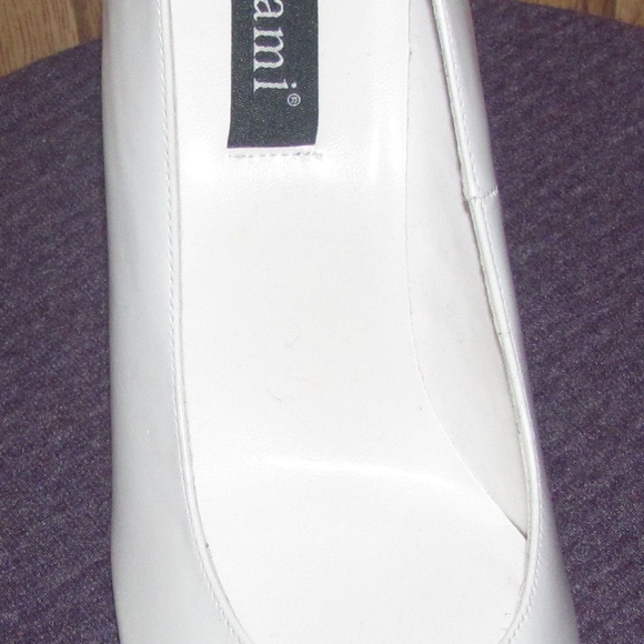 Unique White CAMI Wedge Type Heels 7.5 - Picture 4 of 5